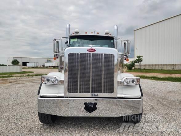 Peterbilt 589 Conventional Trucks / Tractor Trucks