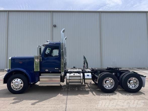 Peterbilt 589 Conventional Trucks / Tractor Trucks