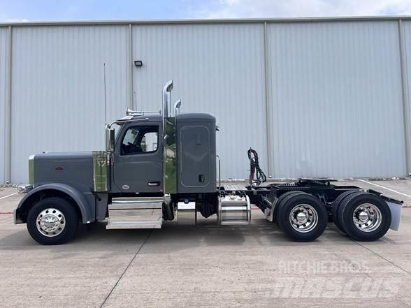 Peterbilt 589 Conventional Trucks / Tractor Trucks
