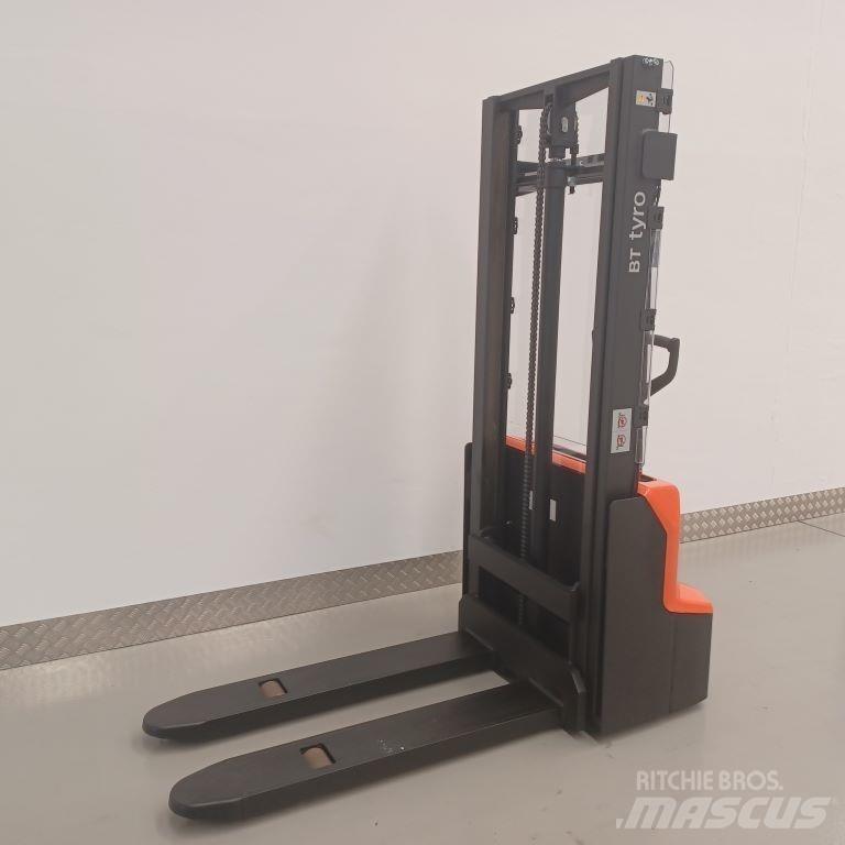 BT SHE100 Manual Pallet Stacker