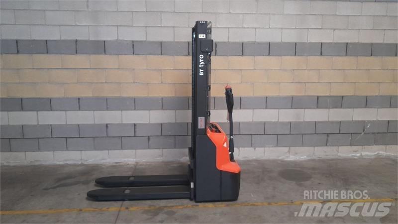 BT SHE100 Manual Pallet Stacker