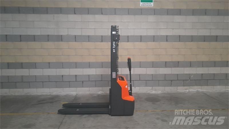 BT SHE100 Manual Pallet Stacker