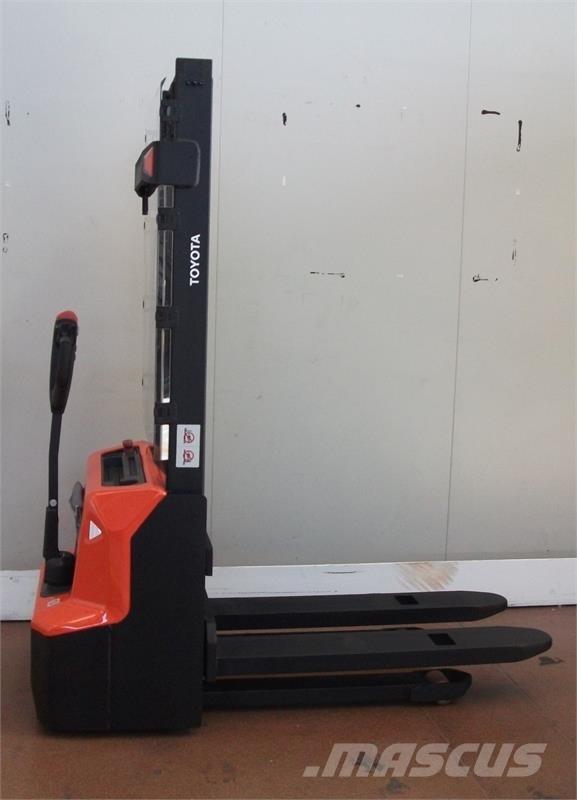 BT SHE100 Manual Pallet Stacker