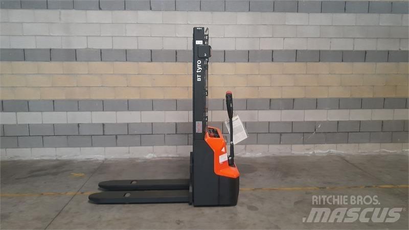 BT SHE100 Manual Pallet Stacker