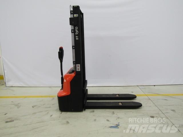 BT SHE100 Manual Pallet Stacker