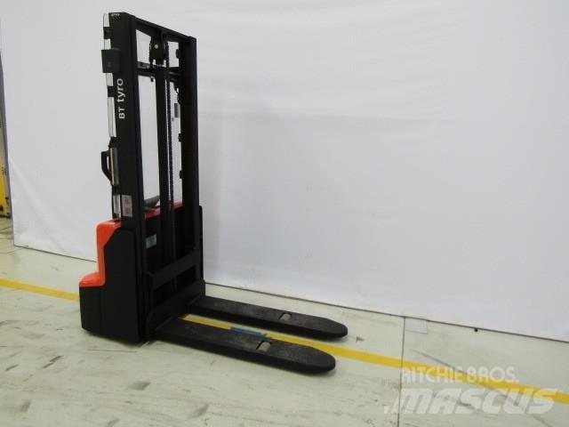BT SHE100 Manual Pallet Stacker