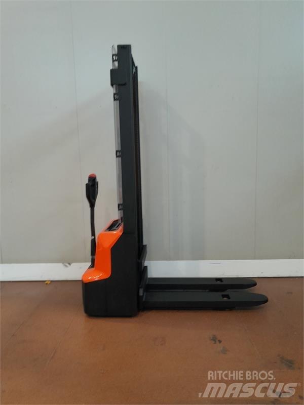 BT SHE100 Manual Pallet Stacker
