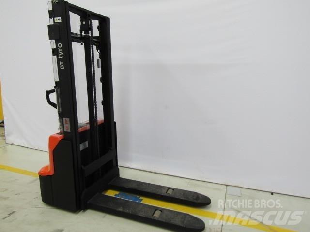 BT SHE100 Manual Pallet Stacker