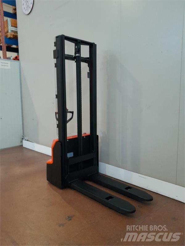 BT SHE100 Manual Pallet Stacker