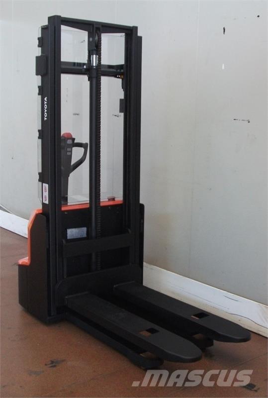 BT SHE100 Manual Pallet Stacker
