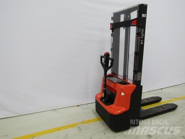 BT SHE100 Manual Pallet Stacker