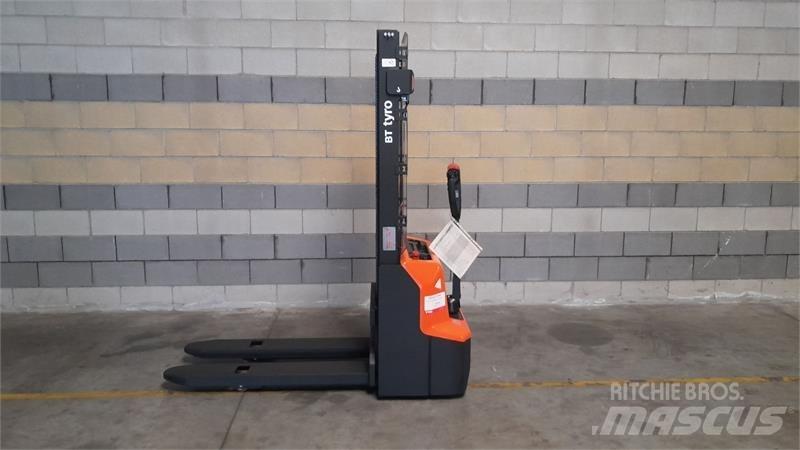 BT SHE100 Manual Pallet Stacker