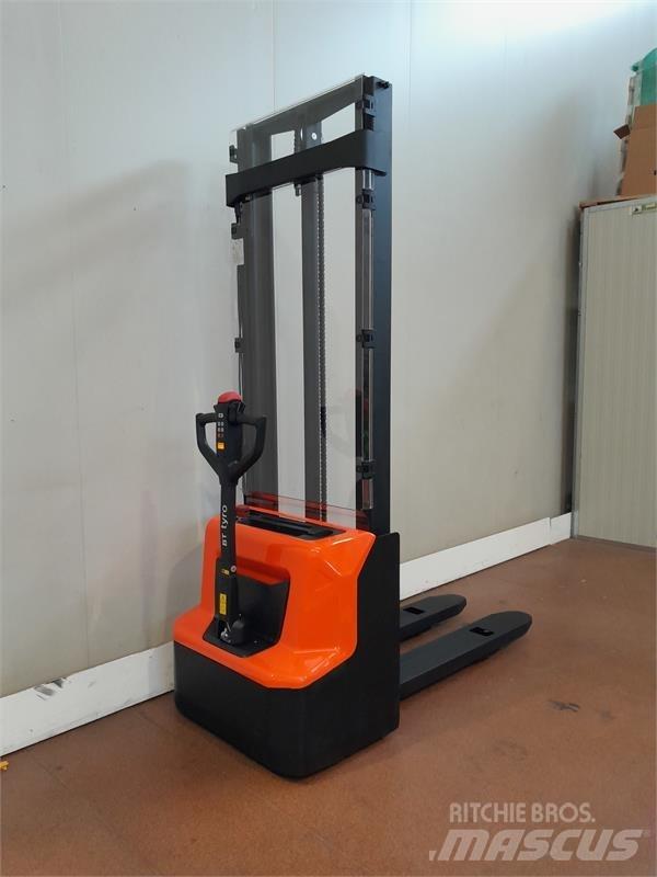 BT SHE100 Manual Pallet Stacker