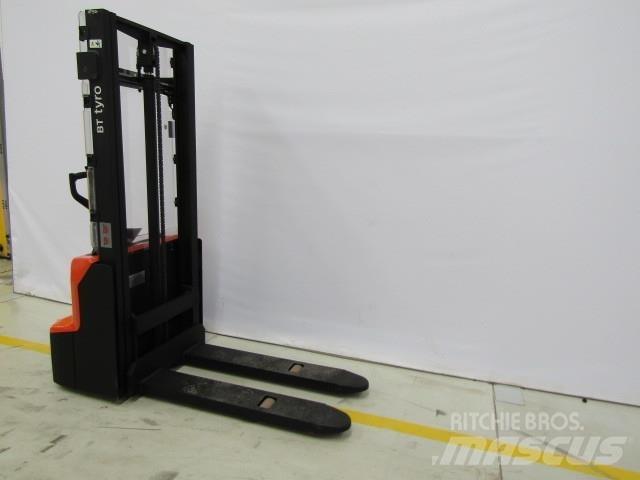 BT SHE100 Manual Pallet Stacker