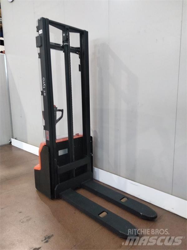 BT SHE100 Manual Pallet Stacker