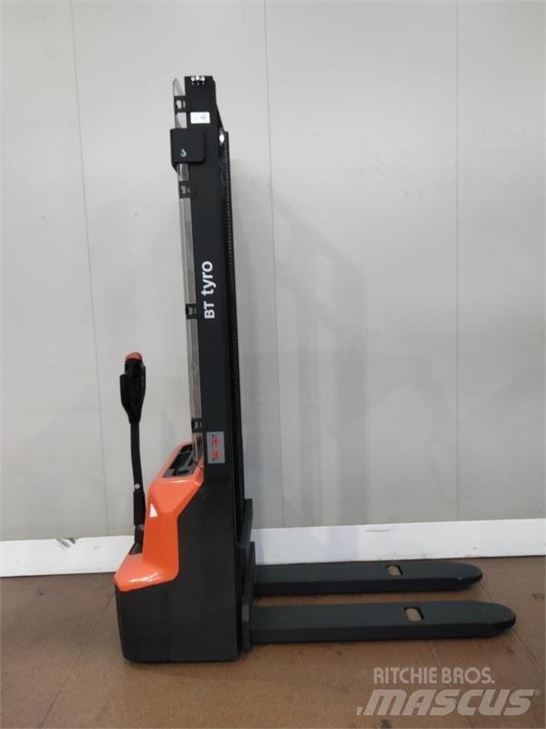 BT SHE100 Manual Pallet Stacker