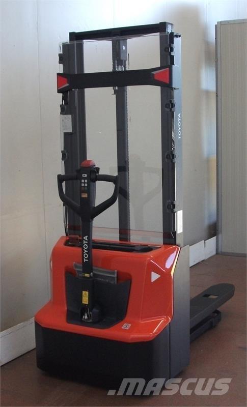 BT SHE100 Manual Pallet Stacker