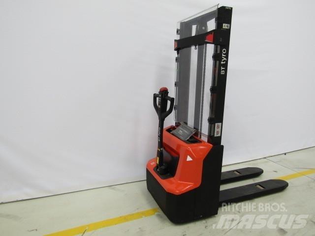 BT SHE100 Manual Pallet Stacker