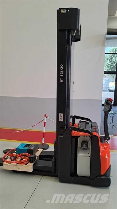 BT SWE160 Pedestrian stacker