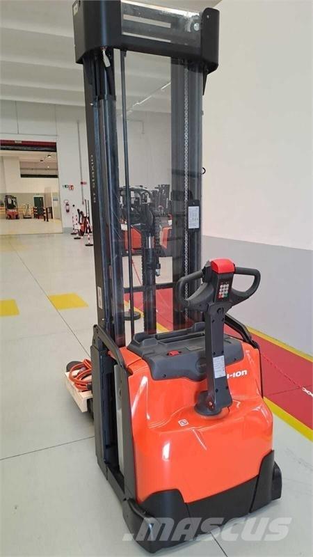 BT SWE160 Pedestrian stacker