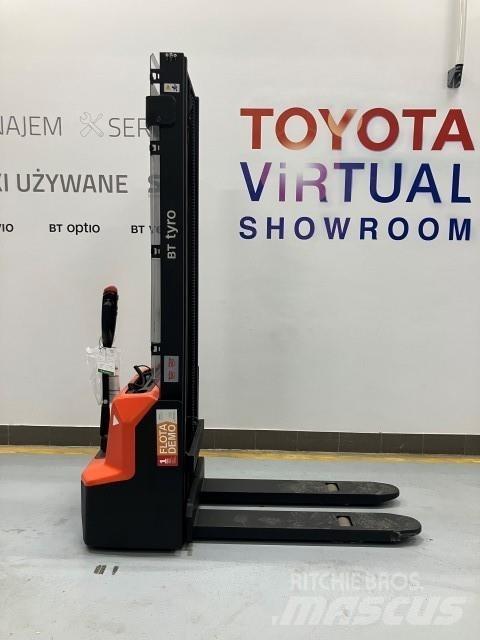 BT SHE100 Manual Pallet Stacker