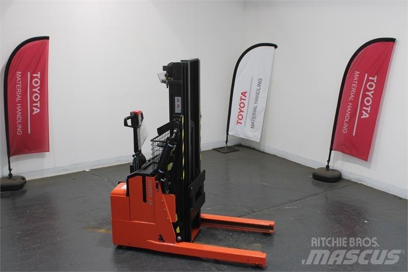BT RWE120 Manual Pallet Stacker