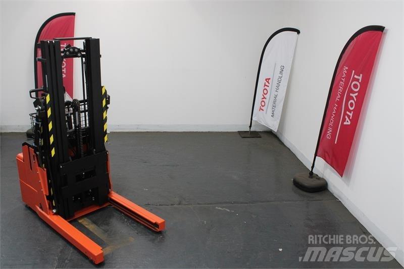 BT RWE120 Manual Pallet Stacker