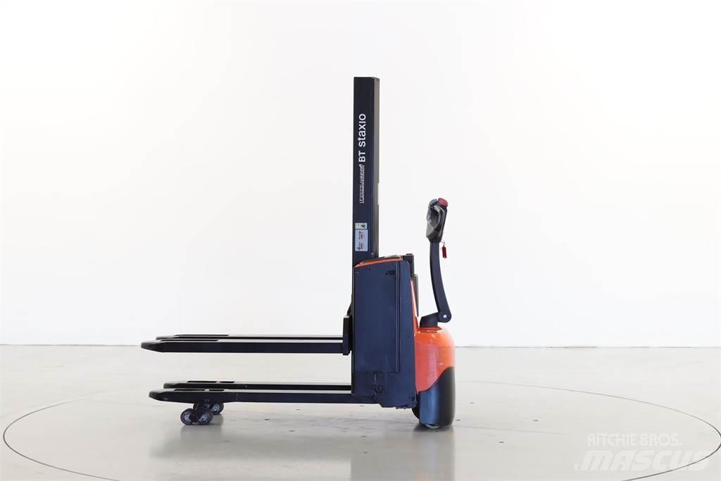 BT SWE-080-L Pedestrian stacker