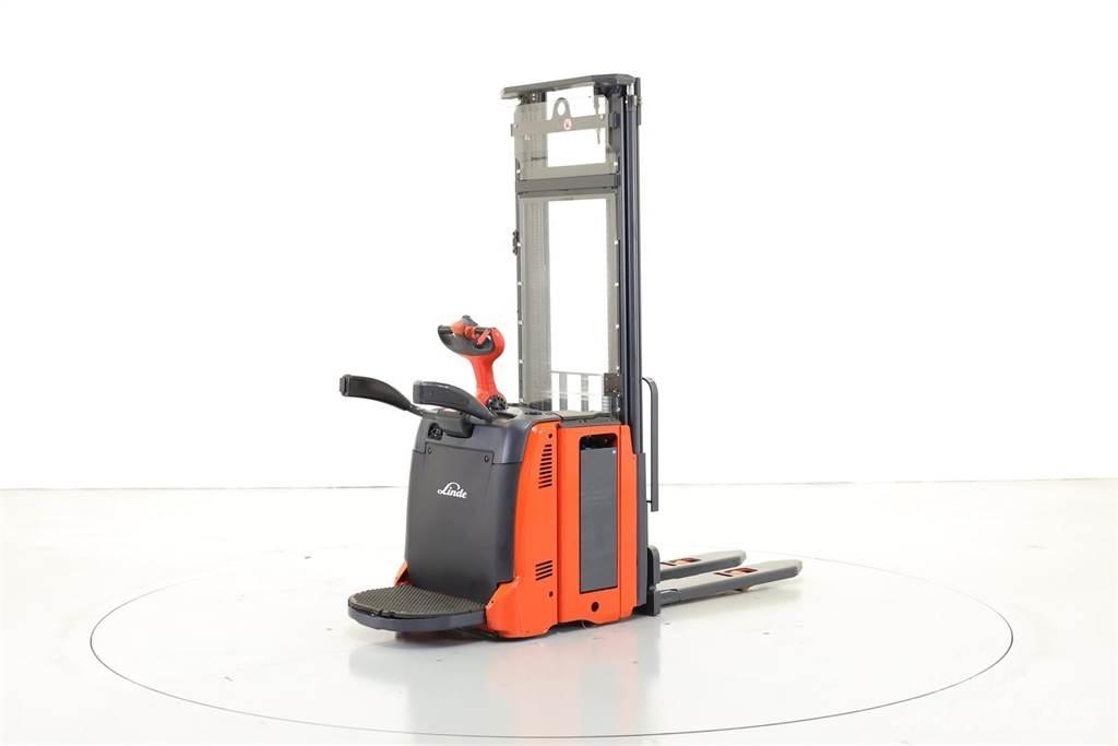 Linde L12AP Self Propelled Stackers