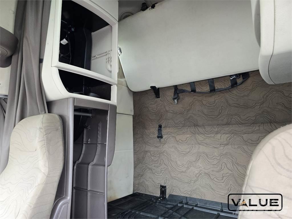 Volvo VNL670 Conventional Trucks / Tractor Trucks