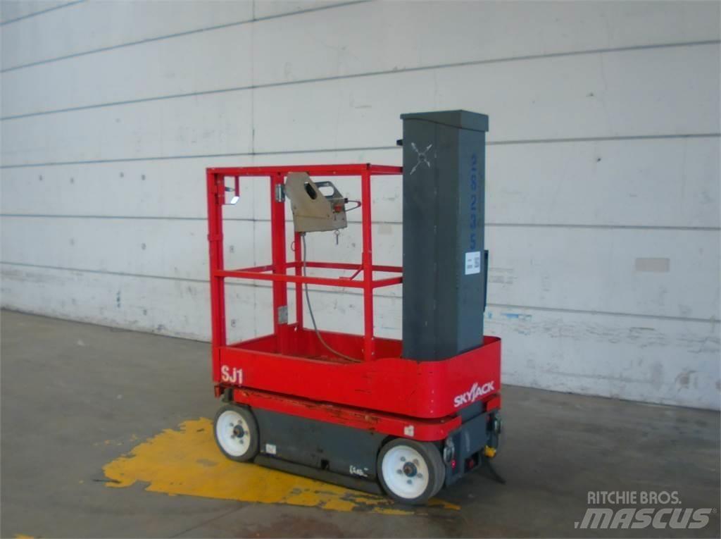 SkyJack SJ16 Vertical mast lifts