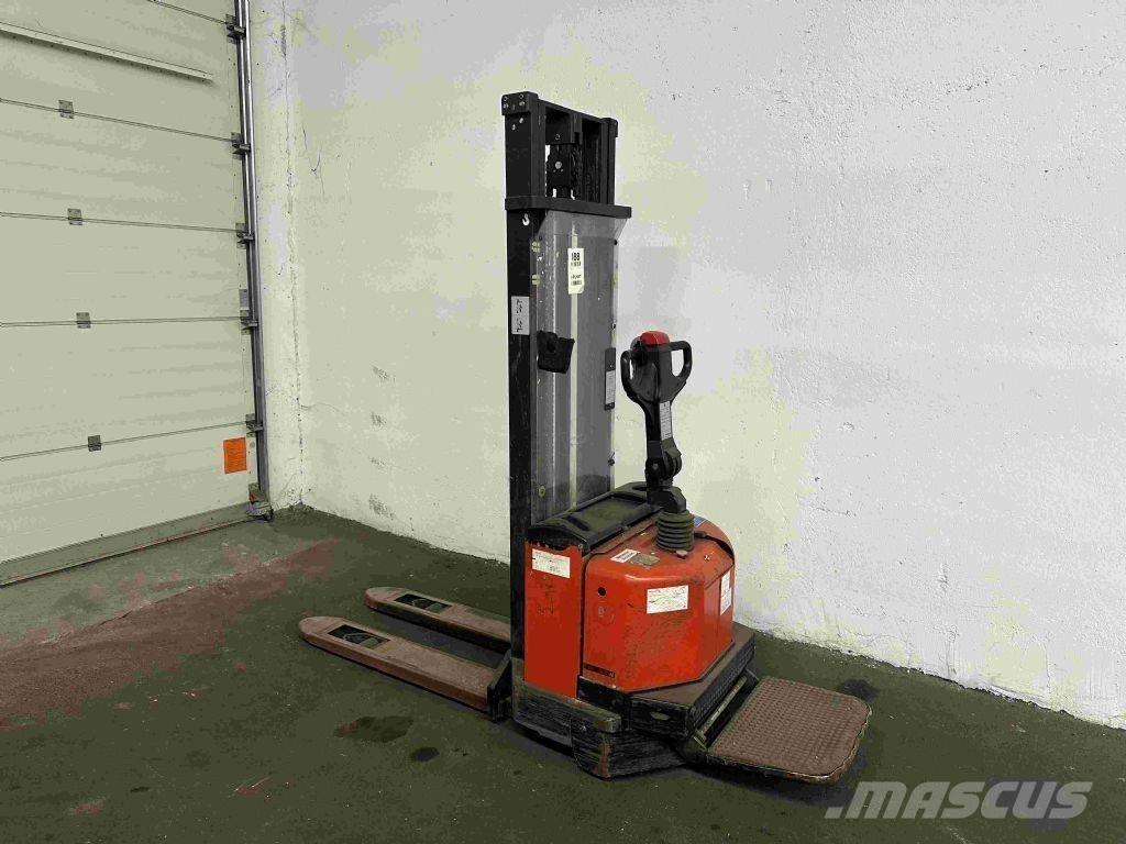 BT SWE 100 Pedestrian stacker
