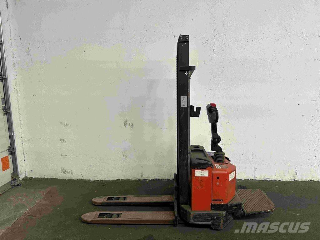 BT SWE 100 Pedestrian stacker