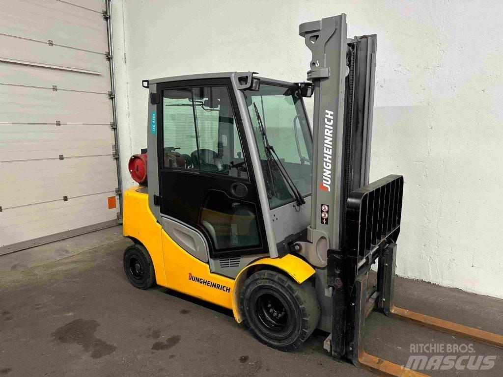 Jungheinrich TFG 430s LPG trucks