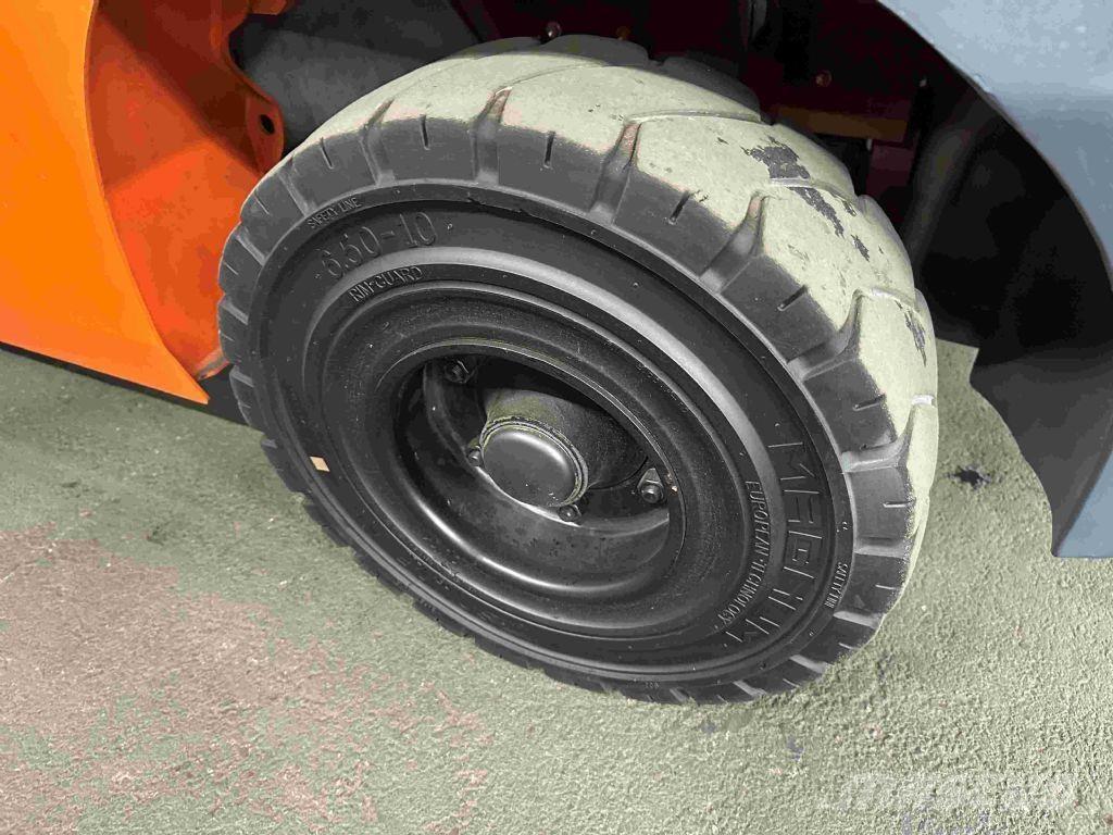 Toyota 02-8FGF30 LPG trucks