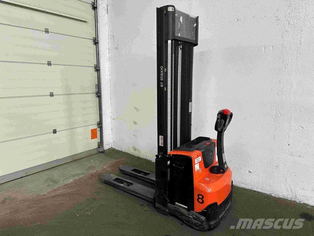 Toyota SWE 120 Pedestrian stacker