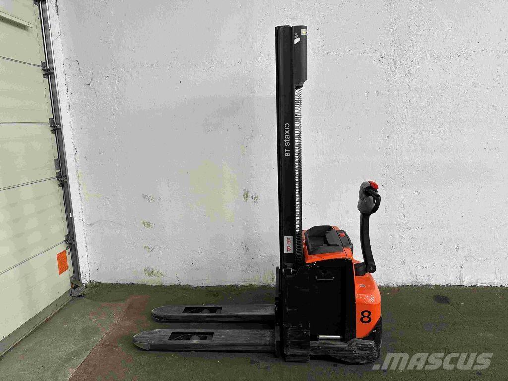 Toyota SWE 120 Pedestrian stacker