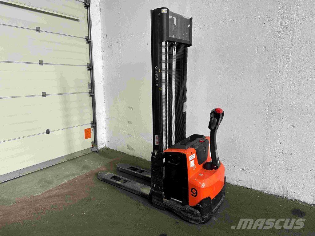 Toyota SWE 120 Pedestrian stacker