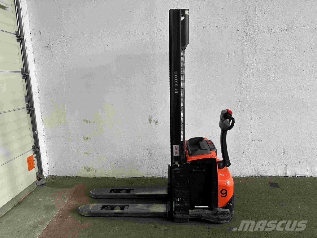 Toyota SWE 120 Pedestrian stacker