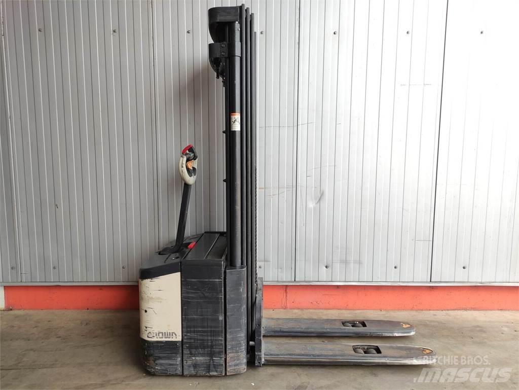 Crown WE2300-1.6-TT Pedestrian stacker