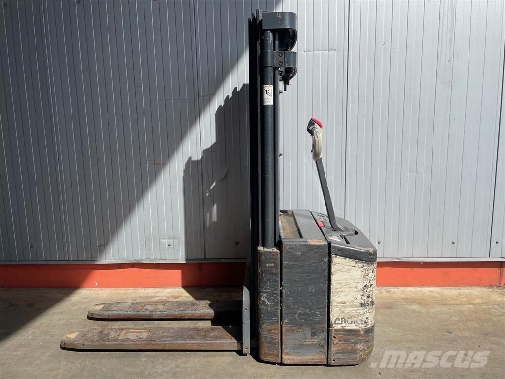 Crown WE2300 1.6 TT Pedestrian stacker