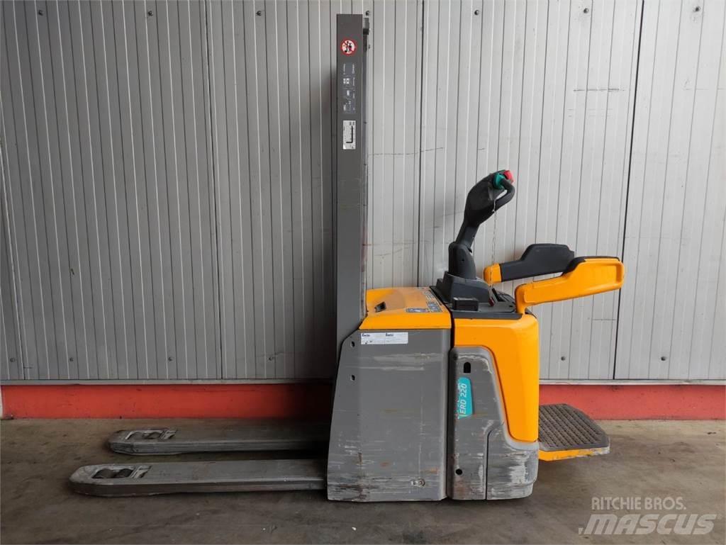 Jungheinrich ERD220 Pedestrian stacker