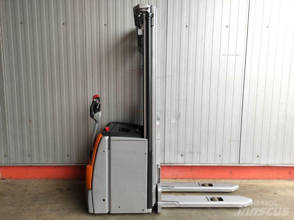 Still EXV 14 Pedestrian stacker