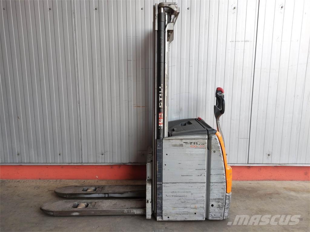 Still EXV 20 Pedestrian stacker